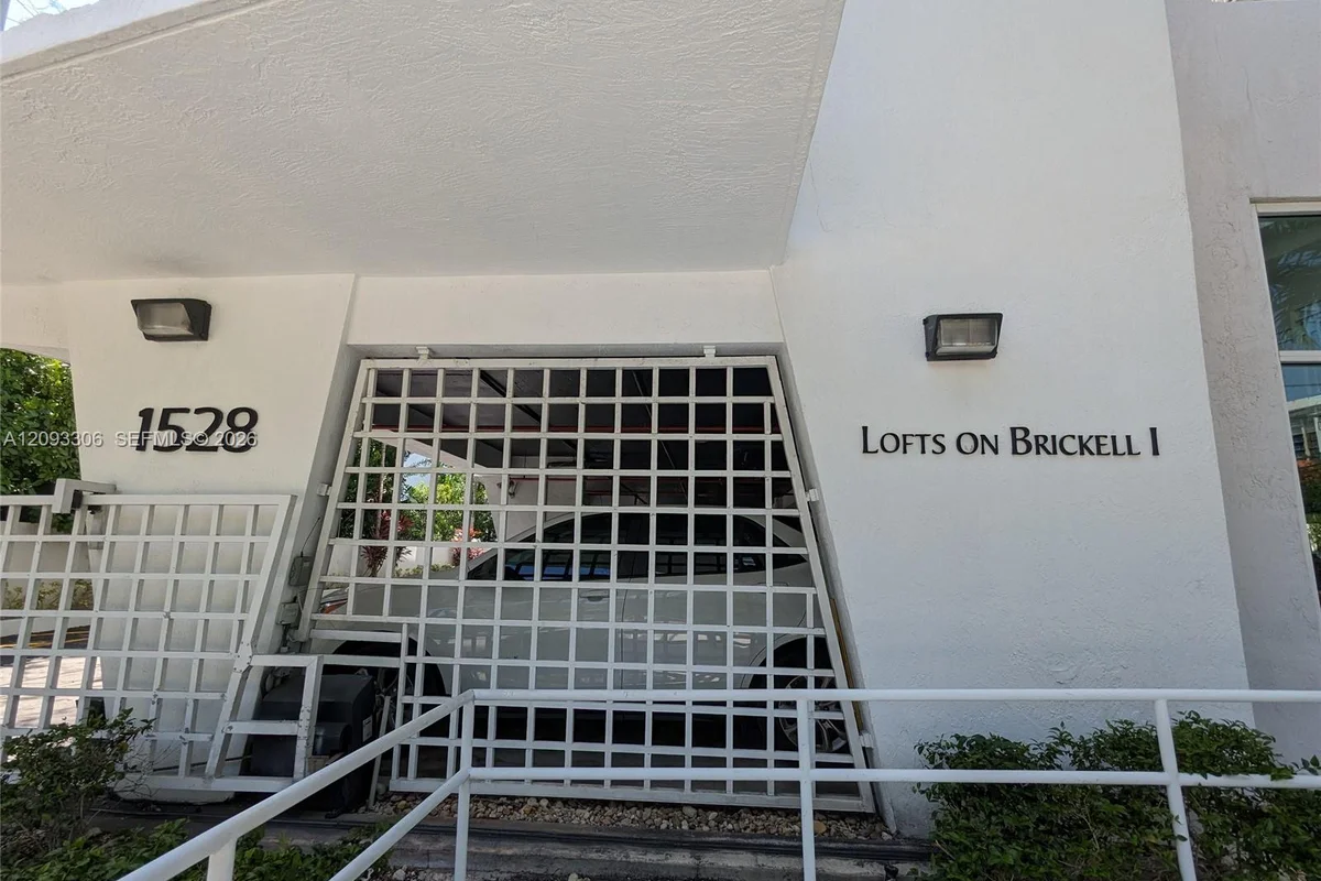 1528 Brickell Ave #104, Miami: photo 1 of 16
