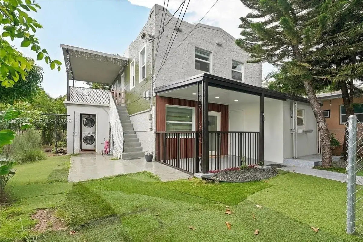 2388 NW 33rd St, Miami: photo 1 of 40