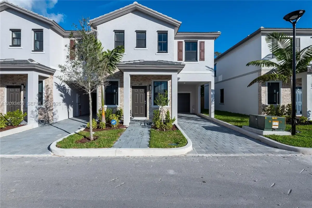 1601 SW 28th St, Fort Lauderdale: photo 1 of 18