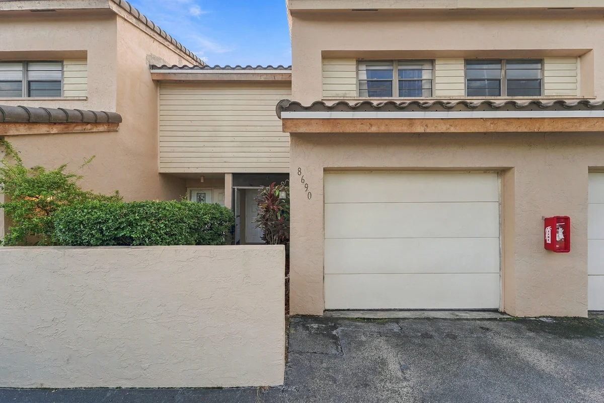 8690 NW 40th St, Coral Springs: photo 1 of 29