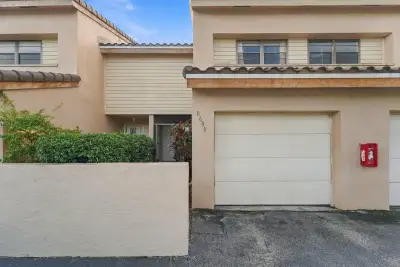 8690 NW 40th St, Coral Springs: photo 1 of 29