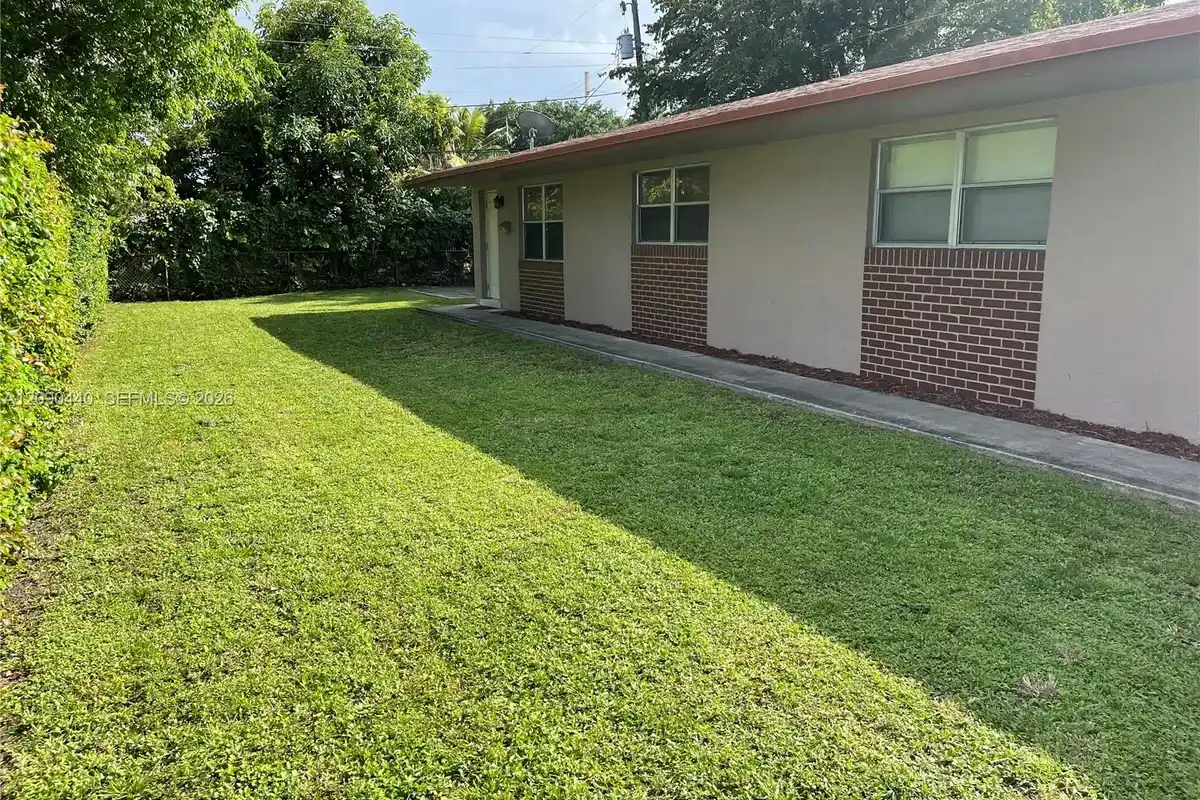 217 SW 10th St, Hallandale Beach: photo 1 of 20