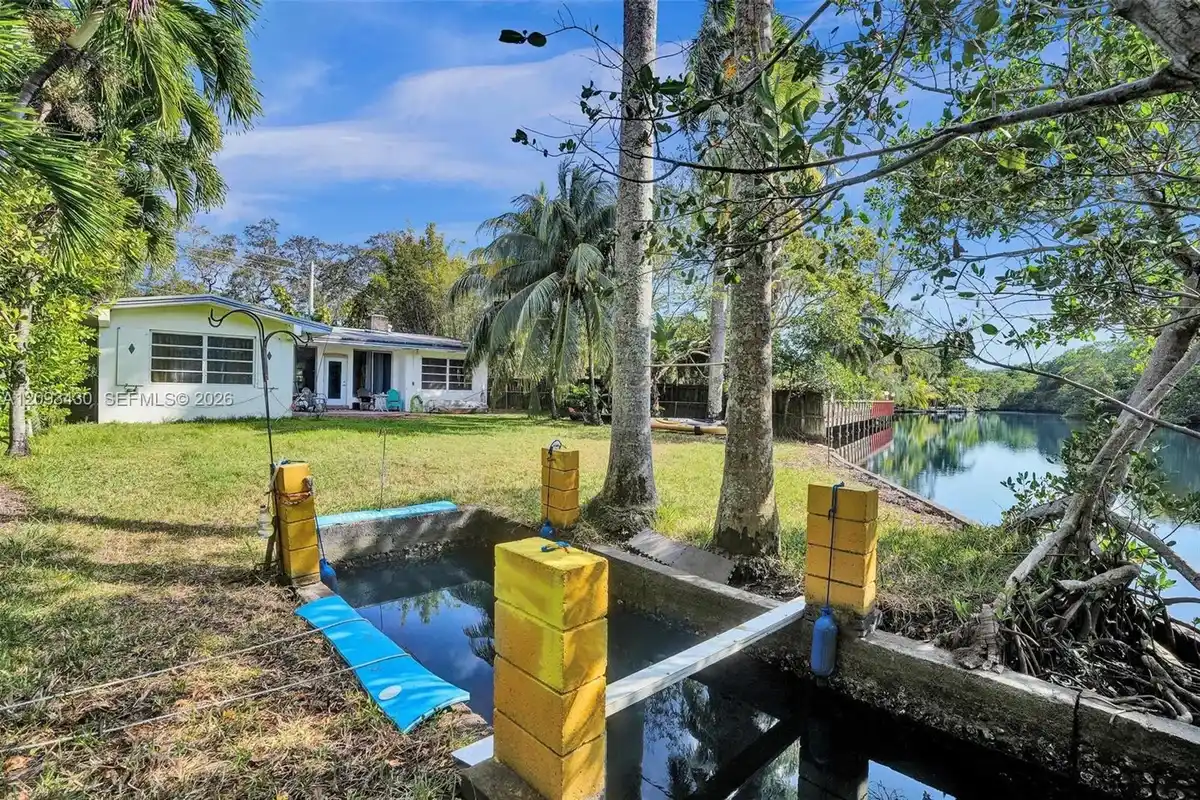 18500 NE 23rd Ct, Miami: photo 1 of 35