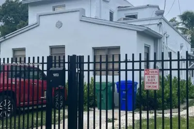 1053 NW 30th St #2, Miami: photo 1 of 10