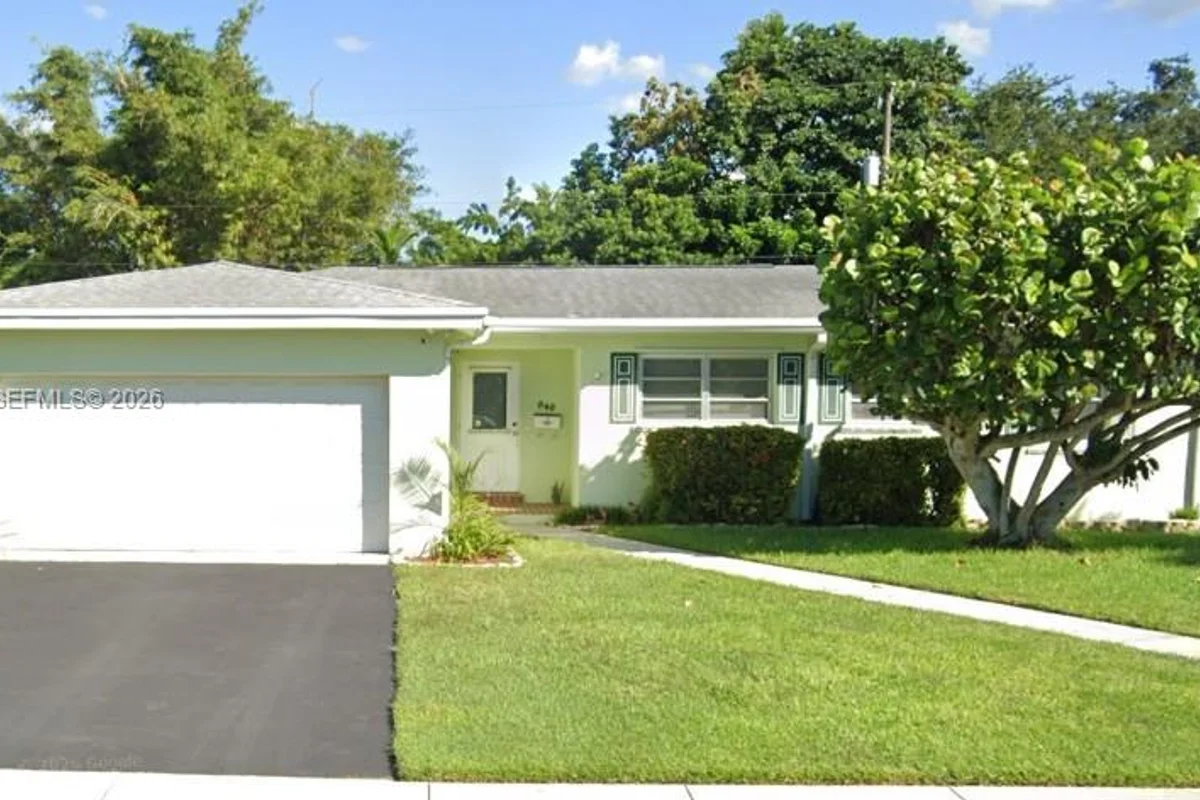 949 NW 9th St, Homestead: photo 1 of 33
