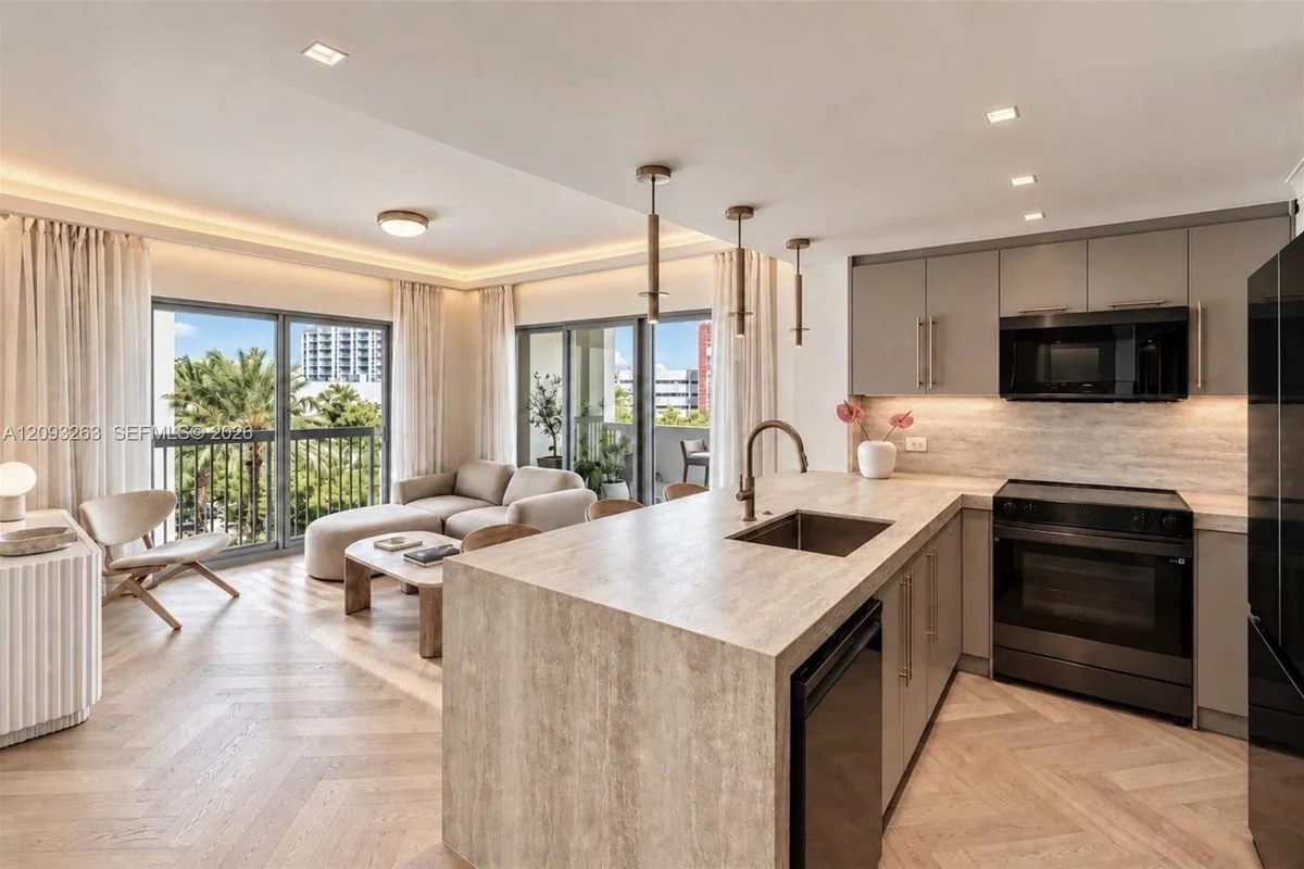 2740 SW 28th Ter #602, Miami: photo 1 of 20