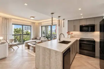 2740 SW 28th Ter #602, Miami: photo 1 of 20