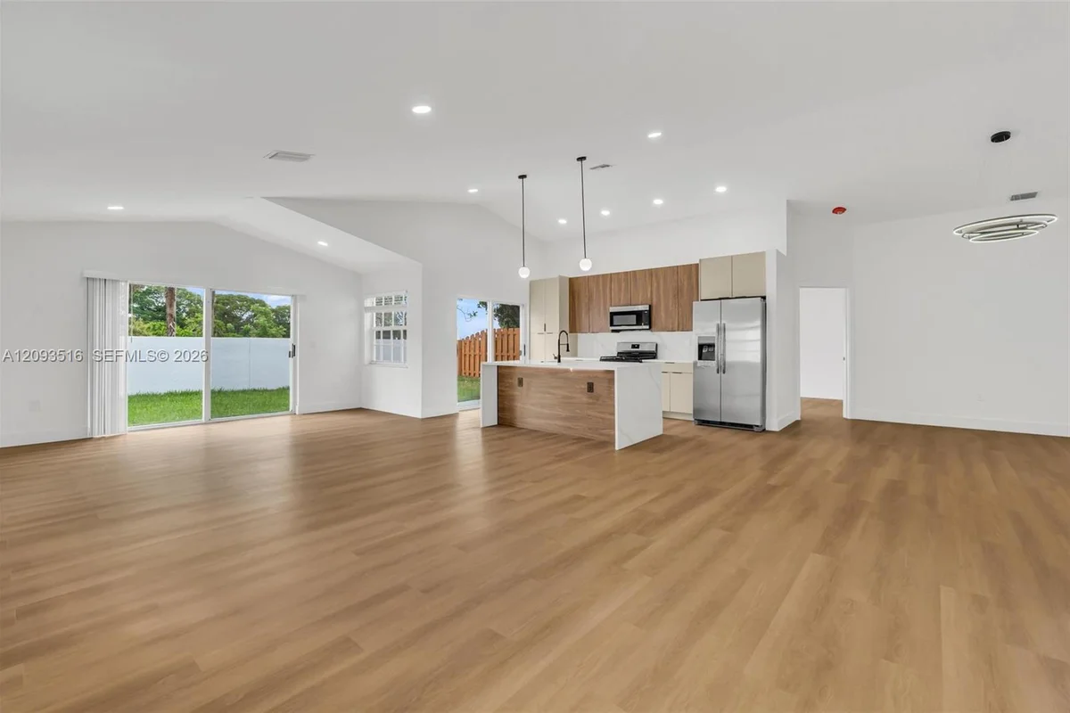 16 Gables Blvd, Weston: photo 1 of 47