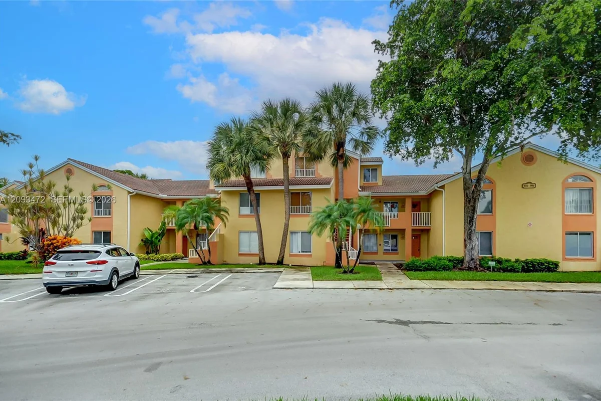Condo in Coral Springs: photo 1 of 37