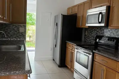 815 NE 213th Ter #04, Miami: photo 1 of 10
