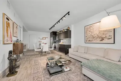 31 SE 6th St #304, Miami: photo 1 of 23