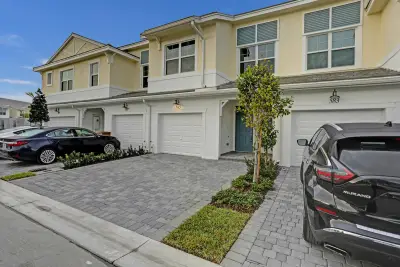 585 Sanderling Cir, Deerfield Beach: photo 1 of 53
