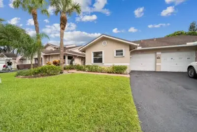1129 W Lakes Dr, Deerfield Beach: photo 1 of 11