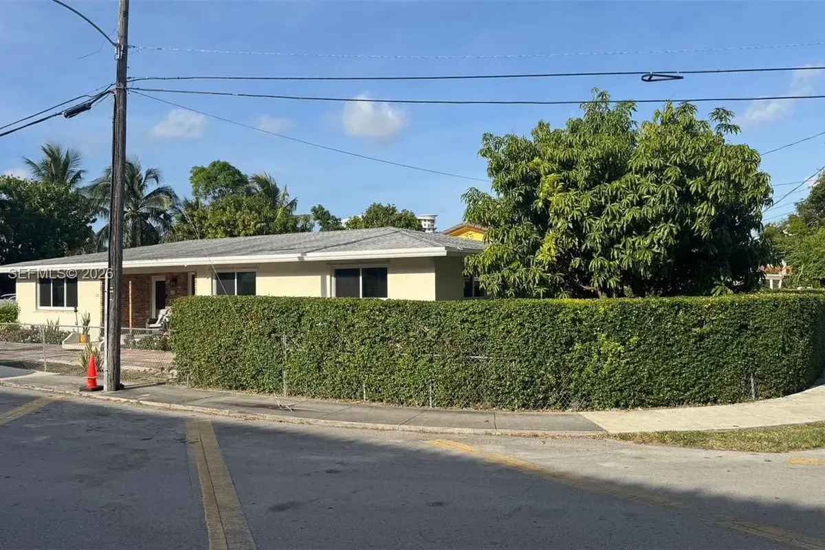 111 SW 24th Ave, Miami: photo 1 of 12