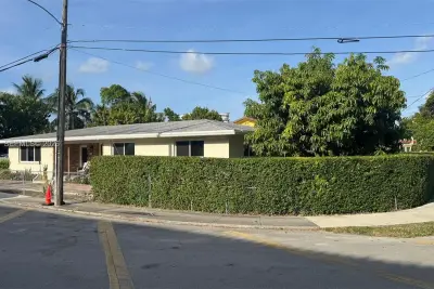 111 SW 24th Ave, Miami: photo 1 of 12