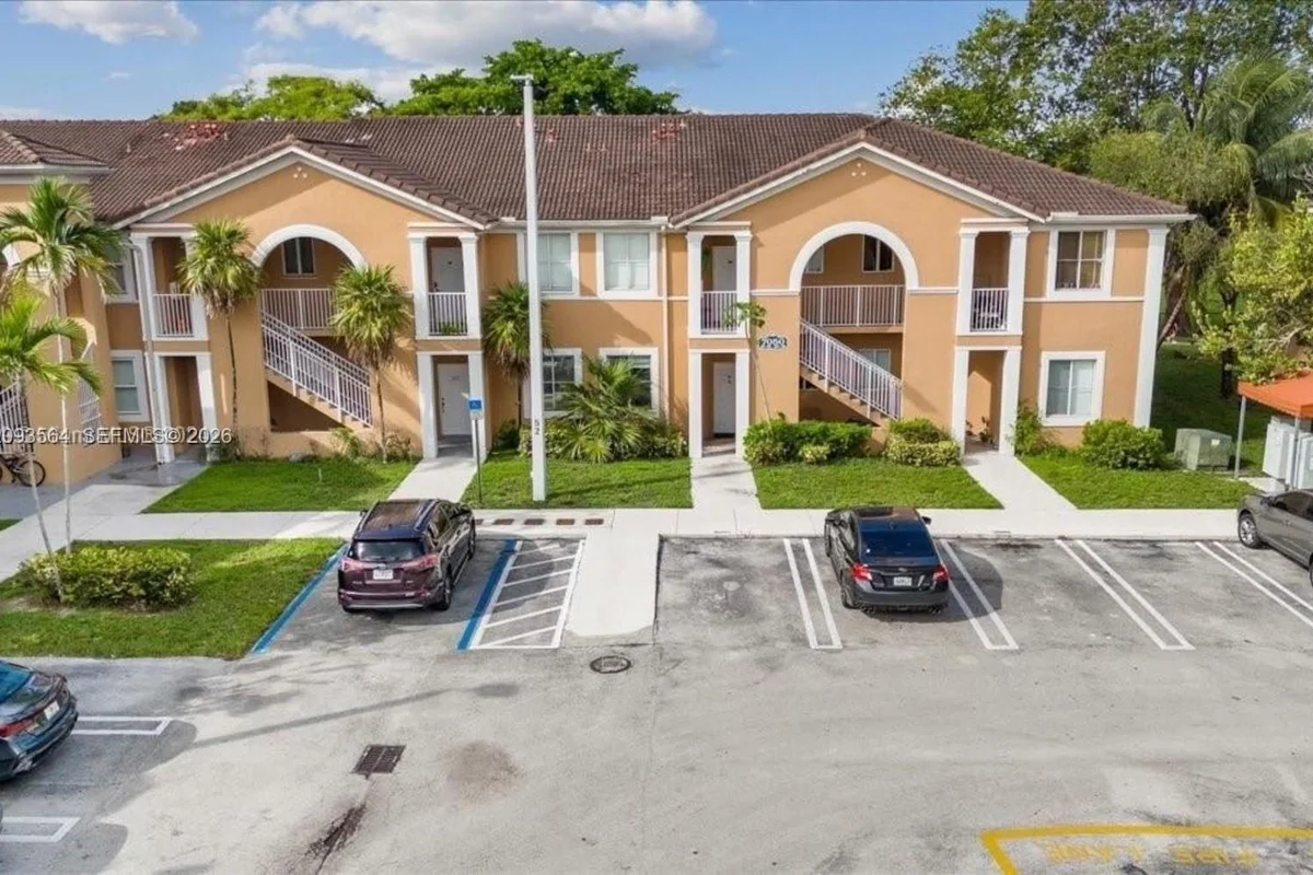 7050 NW 177th St #108-11, Hialeah: photo 1 of 26