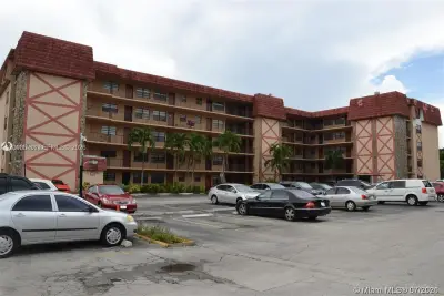 1325 W 68th St #514, Hialeah: photo 1 of 17