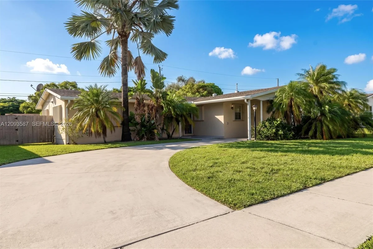 16020 SW 97th Ct, Miami: photo 1 of 31