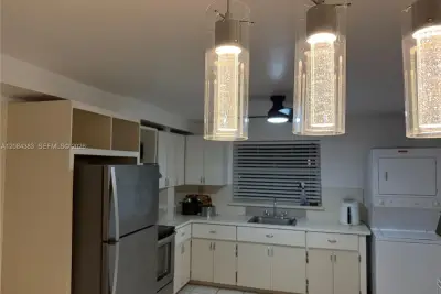 Apartment in Hialeah: photo 1 of 2