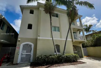 695 SW 11th St #204, Miami: photo 1 of 15