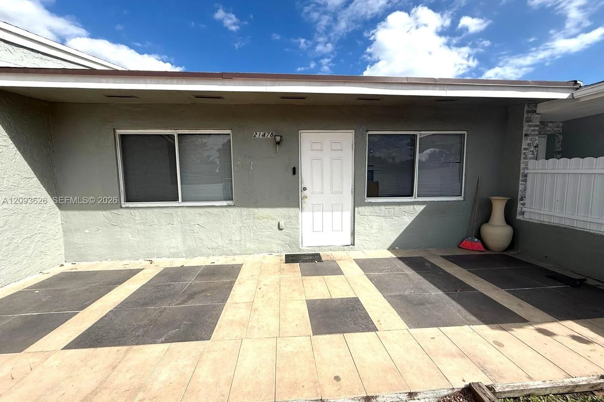 Townhouse in Miami Gardens: photo 1 of 6