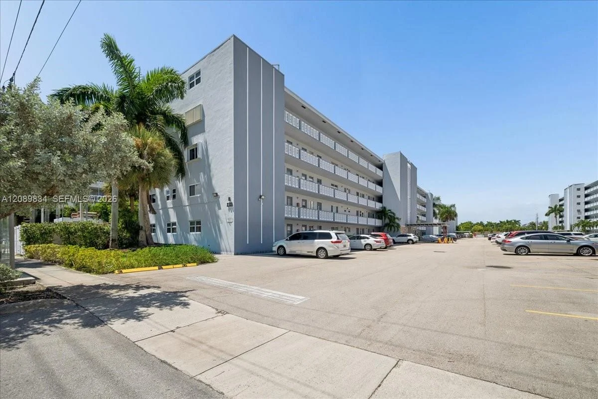 233 NE 14th Ave #2nd, Hallandale Beach: photo 1 of 40