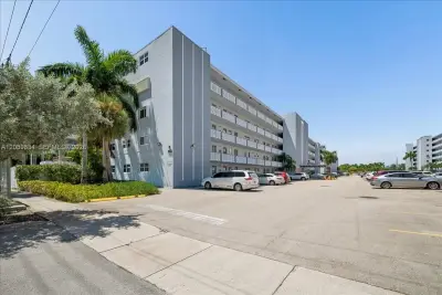 233 NE 14th Ave #2nd, Hallandale Beach: photo 1 of 40