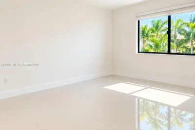 2350 NE 135th St #203, North Miami: photo 1 of 10