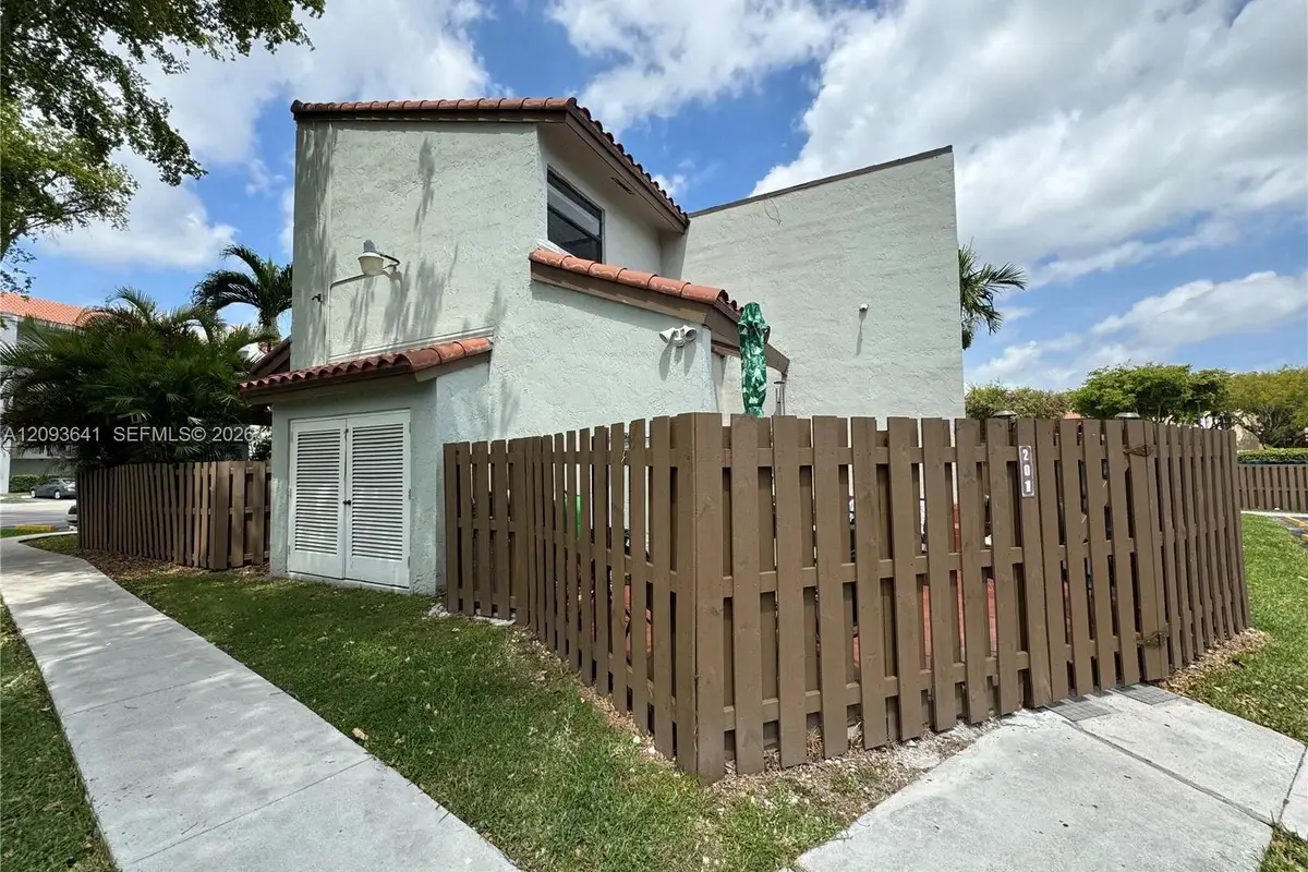 10307 NW 9th St Cir #201-15, Miami: photo 1 of 17