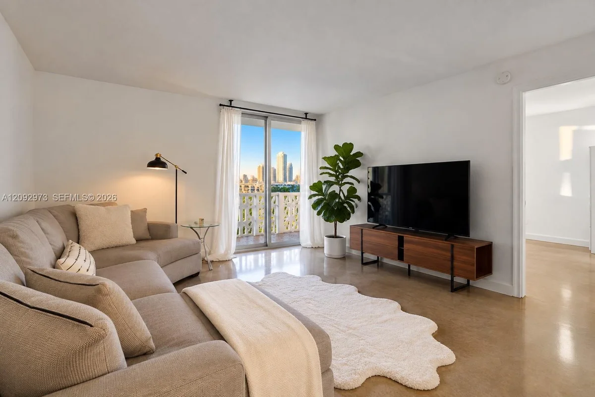 1020 Meridian Ave #816, Miami Beach: photo 1 of 25