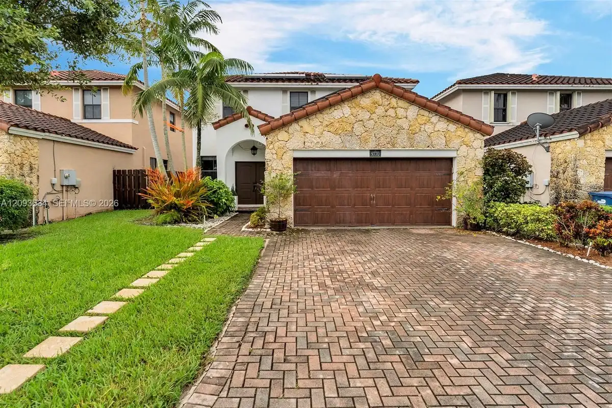 9770 NW 10th St, Miami: photo 1 of 63