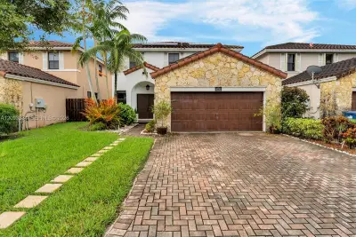9770 NW 10th St, Miami: photo 1 of 63