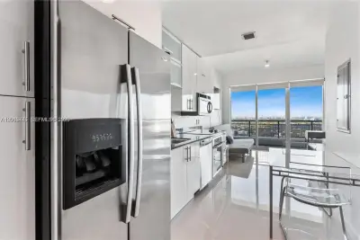 60 SW 13th St #2219, Miami: photo 1 of 6