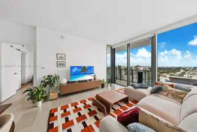 88 SW 7th St #2506, Miami: photo 1 of 25