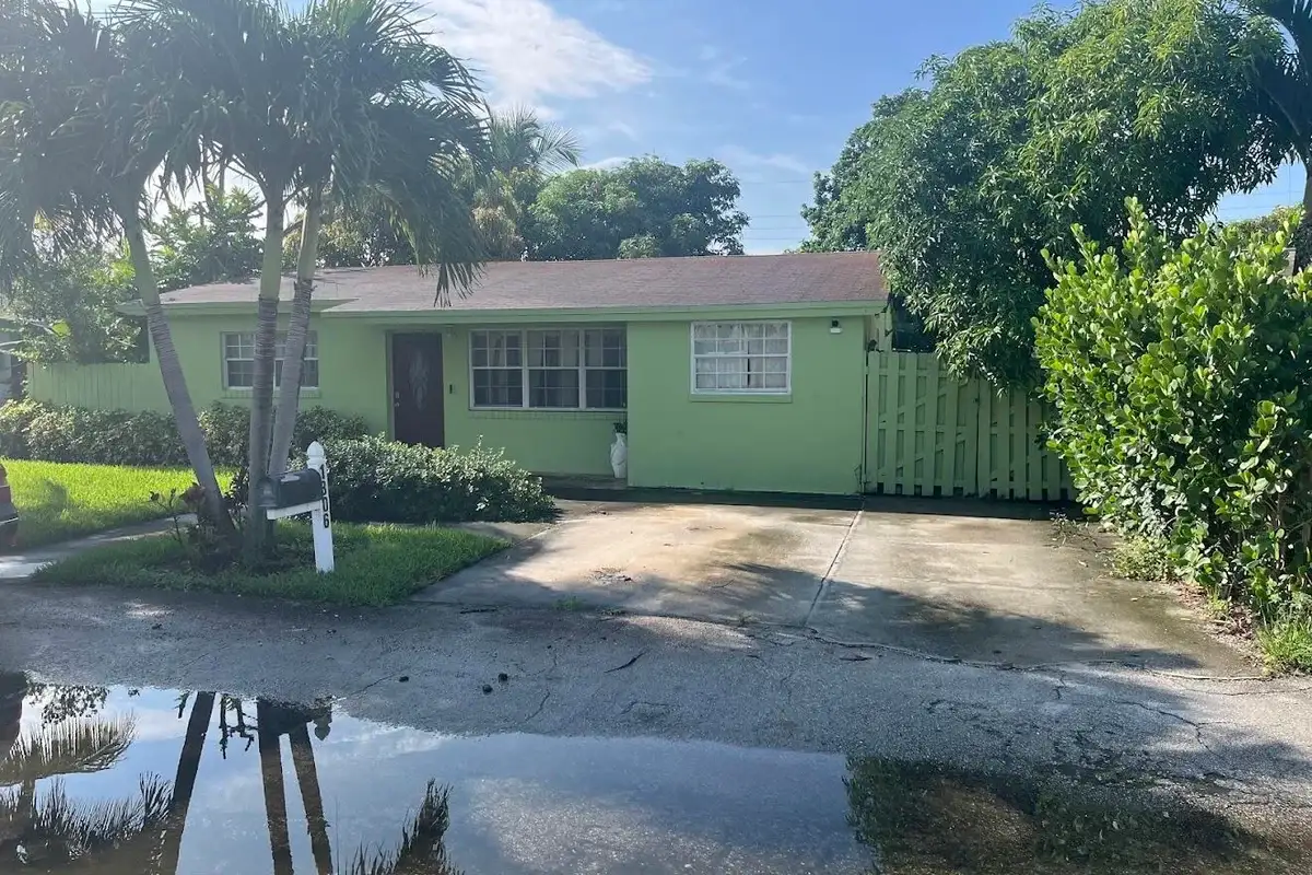 1306 Date Palm Dr, Lantana: photo 1 of 1
