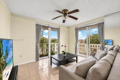 919 Hillcrest Dr #401, Hollywood: photo 1 of 28