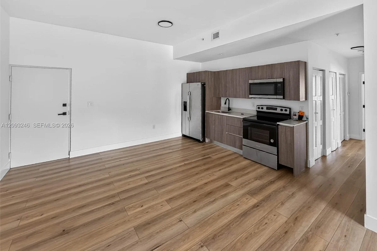 1534 NW 1st St #201, Miami: photo 1 of 8