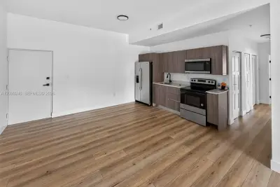 1534 NW 1st St #201, Miami: photo 1 of 8