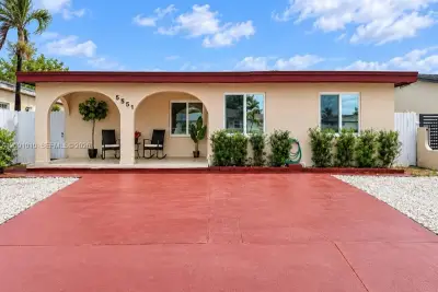 5551 E 4th Ave, Hialeah: photo 1 of 19