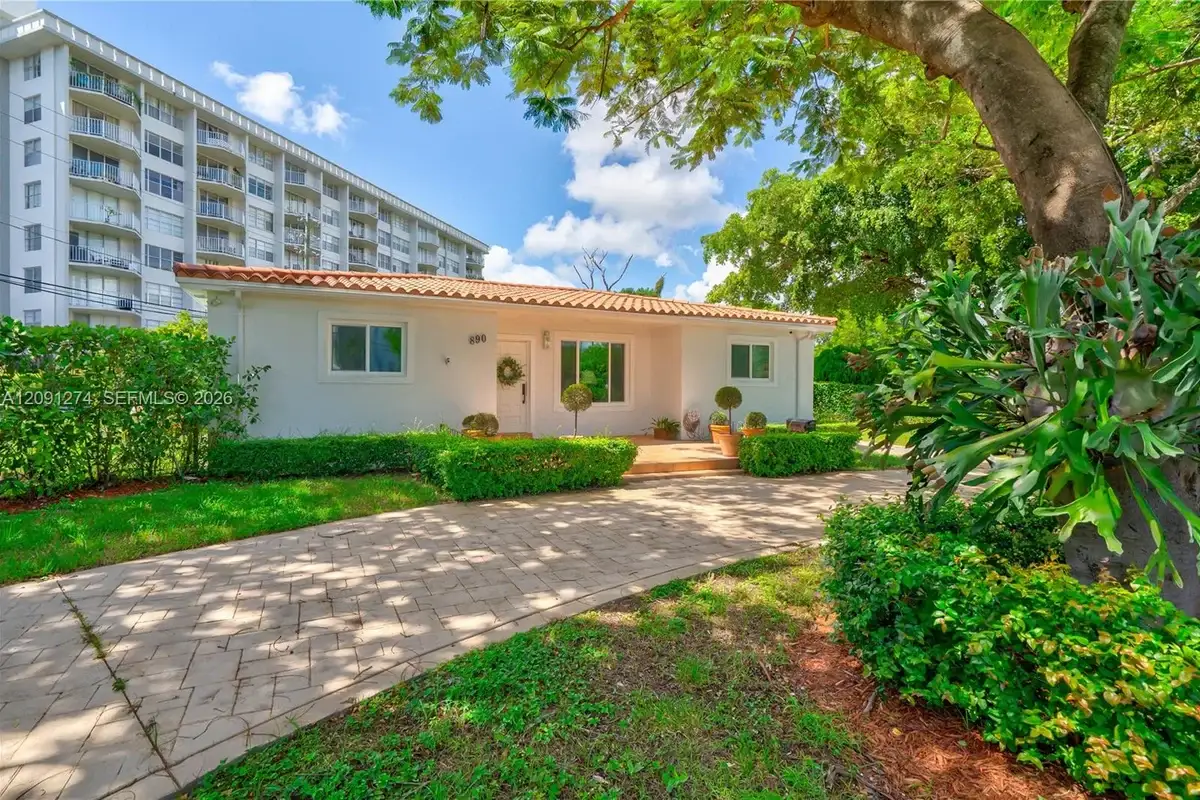 890 NE 168th St, North Miami Beach: photo 1 of 32
