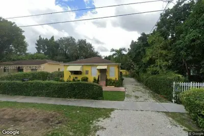 118 NE 118th St, Miami: photo 1 of 3