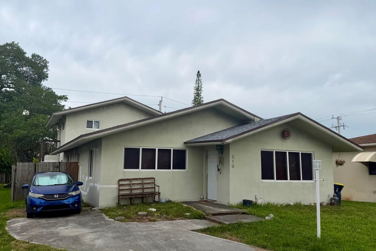 210 SE 5th St, Dania Beach: photo 1 of 17