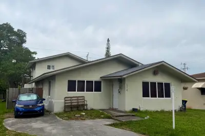 210 SE 5th St, Dania Beach: photo 1 of 17