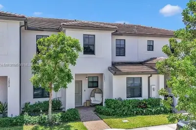 12982 SW 232nd Ln, Miami: photo 1 of 33
