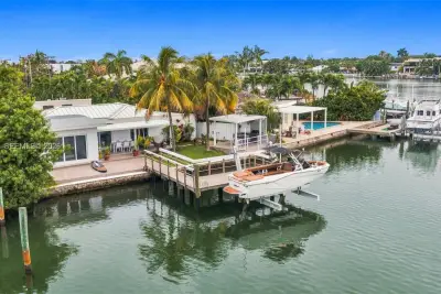 8533 Crespi Blvd, Miami Beach: photo 1 of 26
