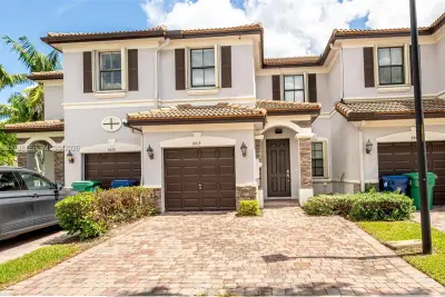 8815 NW 116th Ct, Doral: photo 1 of 40