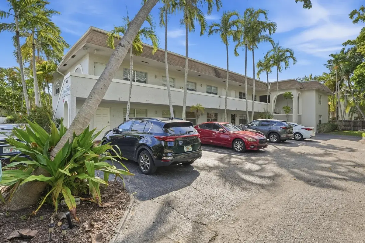3421 NE 15th Ave #9, Oakland Park: photo 1 of 4