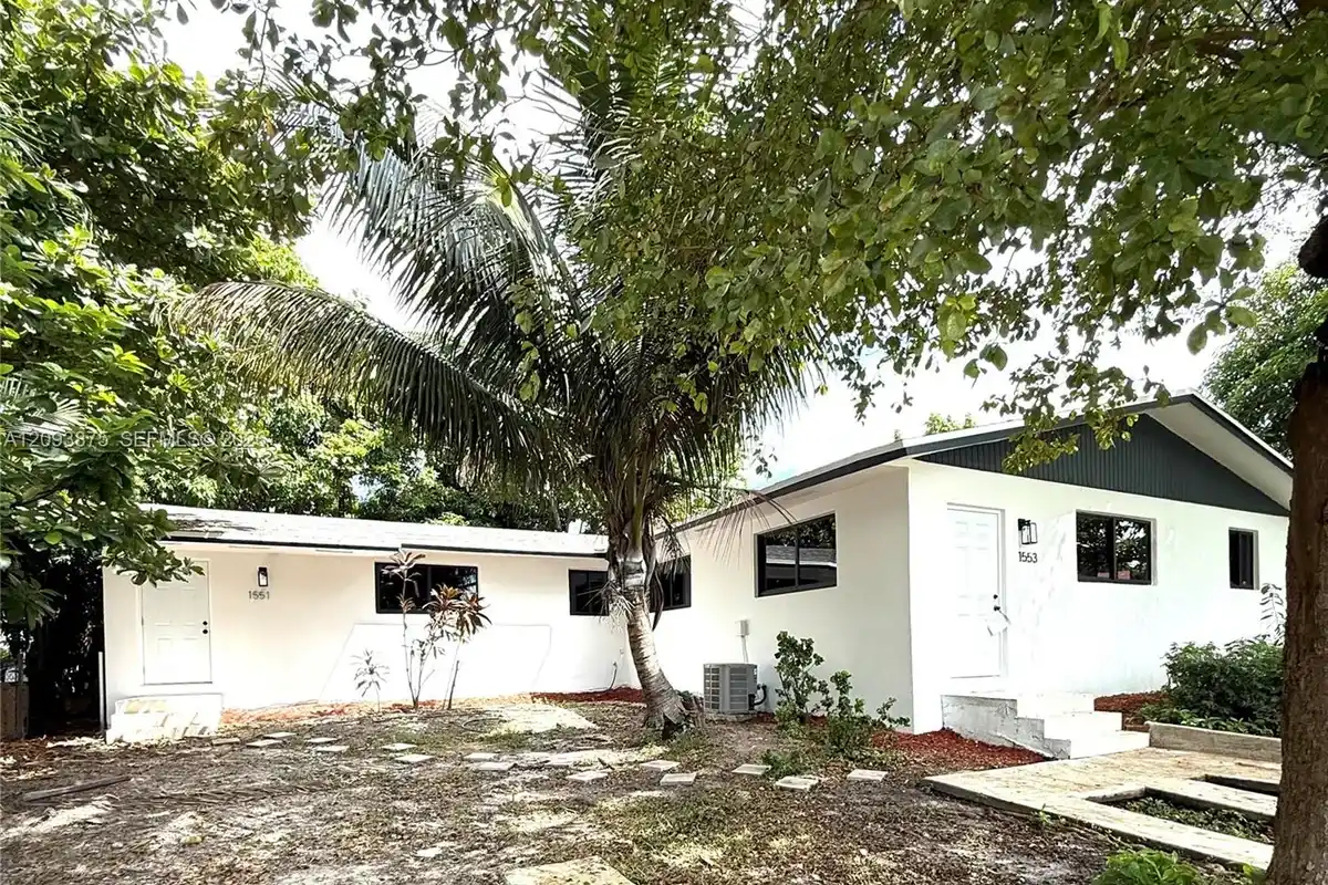 1551 NE 117th St, Miami: photo 1 of 8