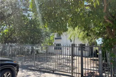 1052 NW 4th St #4, Miami: photo 1 of 24
