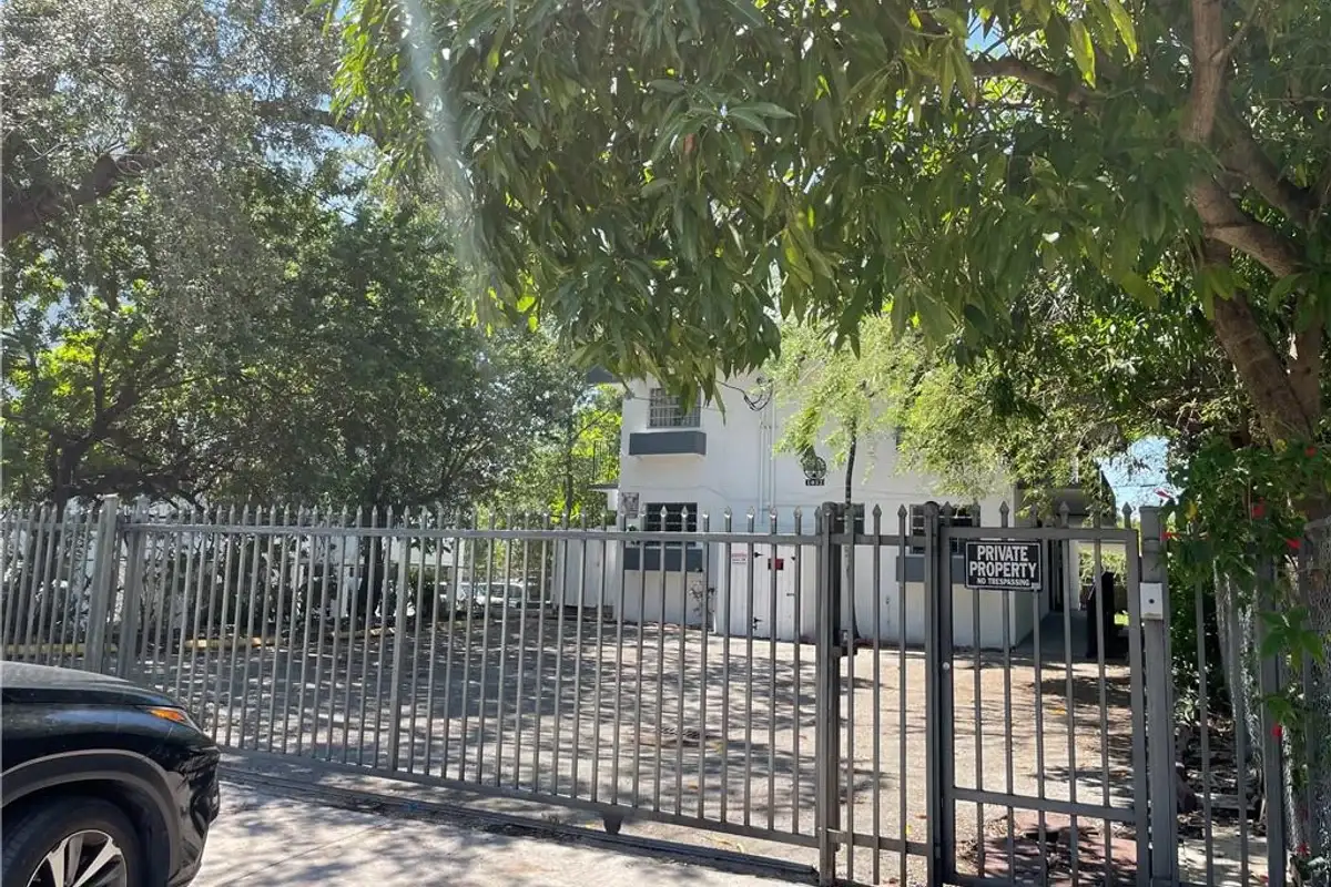 1052 NW 4th St #4, Miami: photo 1 of 24